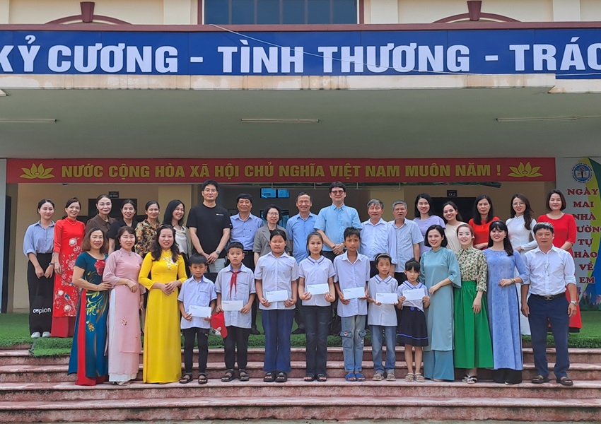 Tổ chức COPION đã trao tặng 10 suất quà cho các em học sinh nghèo vượt khó của trường Tiểu học Lai Cách