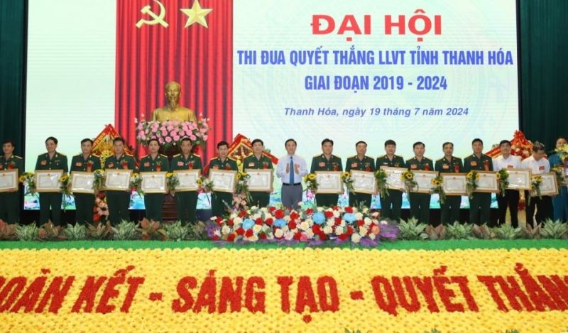 Bí thư Tỉnh ủy Đỗ Trọng Hưng trao tặng Bằng khen của Chủ tịch UBND tỉnh cho các tập thể có thành tích tiêu biểu xuất sắc trong phong trào TĐQT LLVT tỉnh giai đoạn 2019-2024.