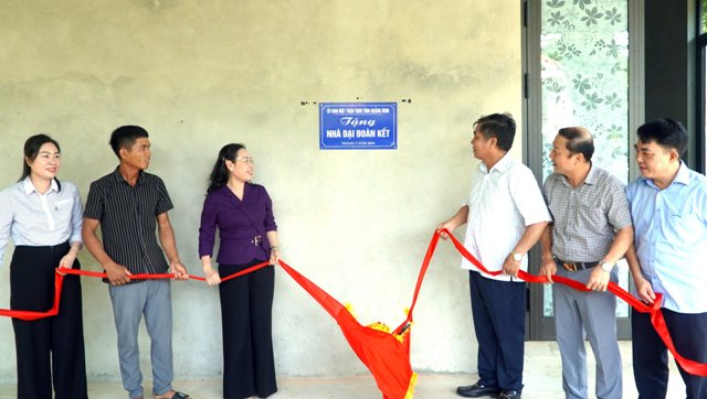 lãnh đạo gắn Biển công trình và giật băng khánh thành nhà Đại đoàn kết của các hộ gia đình Bản Khe khế, xã Kim Thuỷ.