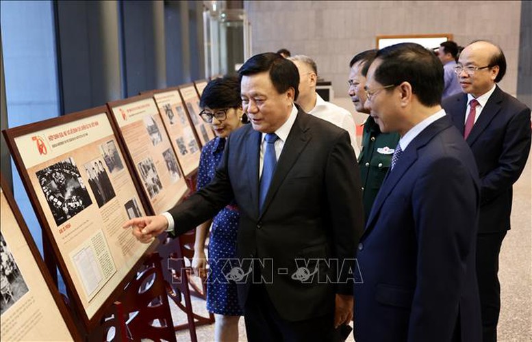 GS.TS Nguyễn Xuân Thắng, Ủy viên Bộ Chính trị, Giám đốc Học viện Chính trị Quốc gia Hồ Chí Minh, Chủ tịch Hội đồng Lý luận Trung ương và Bộ trưởng Ngoại giao Bùi Thanh Sơn cùng đại biểu tham quan trưng bày ảnh tại hội thảo