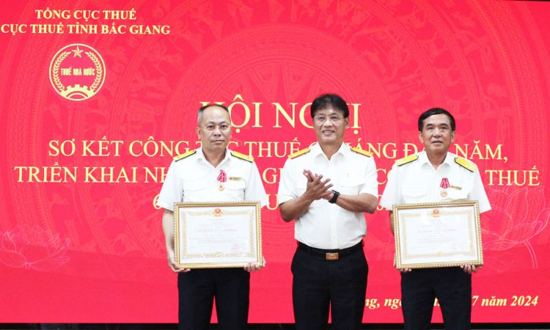 Thừa ủy quyền của Chủ tịch nước, đồng chí Đặng Ngọc Minh trao Huân chương Lao động hạng Ba cho các cá nhân.