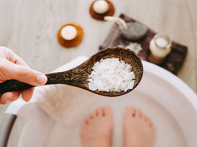 Muốn cải thiện á sừng thì ngâm nước muối hay uống Kim Miễn Khang tốt hơn?