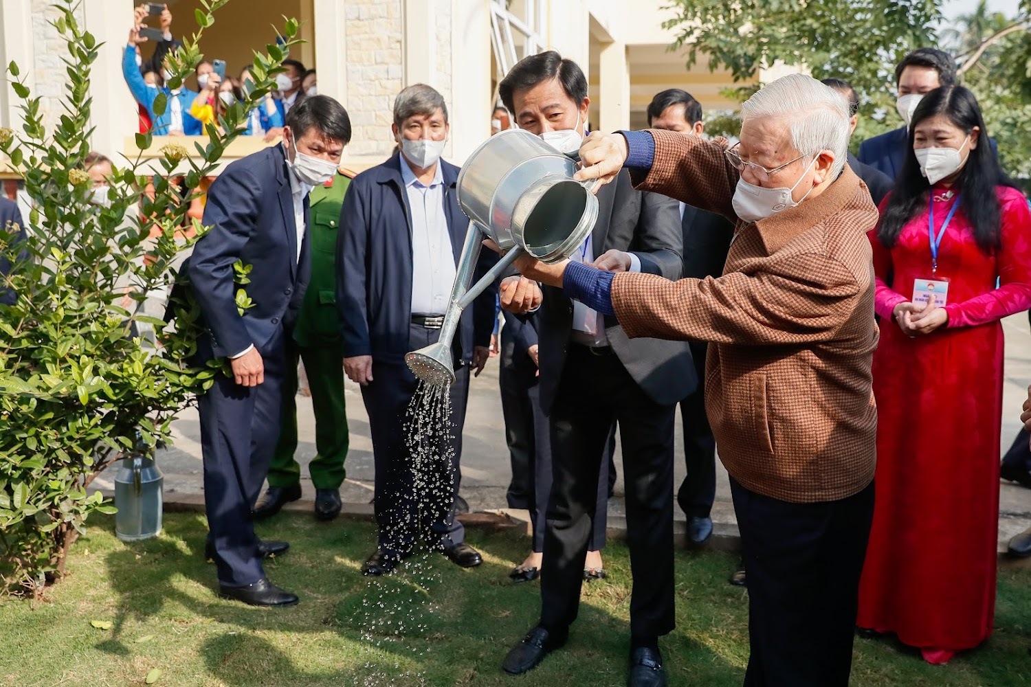 Tổng Bí thư Nguyễn Phú Trọng trồng cây nhân dịp dự Ngày hội đại đoàn kết tại thôn 5, xã Yên Sở, huyện Hoài Đức, Hà Nội ngày 14/11/2021