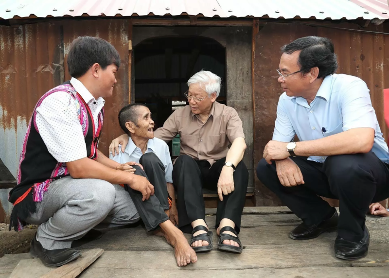 Tổng Bí thư Nguyễn Phú Trọng thăm gia đình thương binh Đinh Phi, hộ gia đình chính sách có hoàn cảnh đặc biệt khó khăn ở làng Tung Ke 2, xã Ayun, huyện Chư Sê, tỉnh Gia Lai, ngày 12/4/2017. (Nguồn: TTXVN)