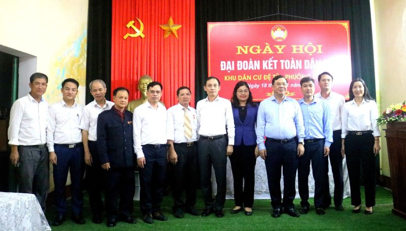 Các đ/c: Lê Hoài Trung, Trưởng Ban Đối ngoại Trung Ương; Phạm Gia Túc, Bí Thư Tỉnh ủy Nam Định; Phạm Duy Hưng, Chủ tịch UBND TP. Nam Định chụp ảnh lưu niệm cùng các đại biểu phường Lộc Hạ trong Ngày hội Đại đoàn kết dân tộc (năm 2022), tại Nhà văn hóa Đệ Tứ