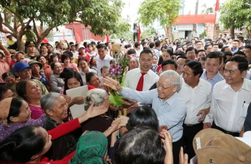 Tổng Bí thư Nguyễn Phú Trọng với nhân dân tại thôn Thượng Điện, xã Vinh Quang, huyện Vĩnh Bảo trong Ngày hội đại đoàn kết toàn dân tộc tại thành phố Hải Phòng (15/11/2017).