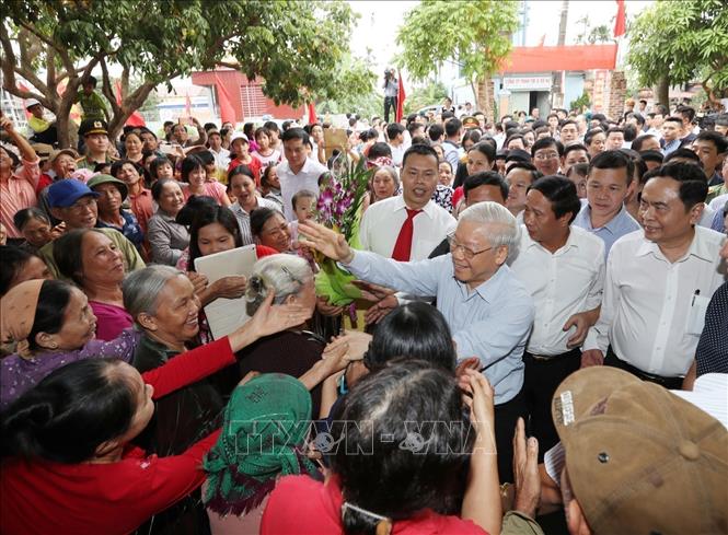 Tổng Bí thư Nguyễn Phú Trọng với nhân dân thôn Thượng Điện, xã Vinh Quang, huyện Vĩnh Bảo trong Ngày hội Đại đoàn kết toàn dân tộc thành phố Hải Phòng (15/11/2017). Ảnh: Trí Dũng/TTXVN