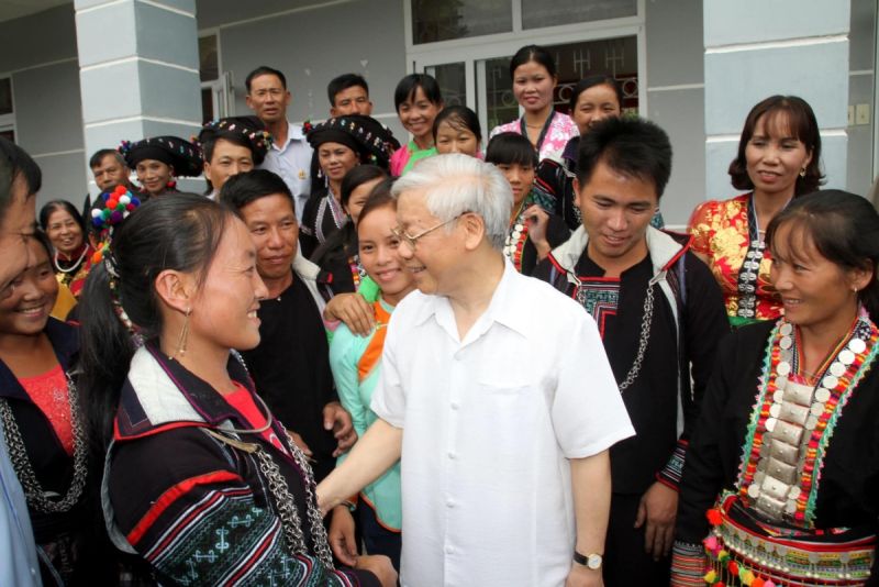 Tổng Bí thư Nguyễn Phú Trọng trò chuyện với Nhân dân xã Bản Bo, huyện Tam Đường, tỉnh Lai Châu. Ảnh: laichau.gov.vn