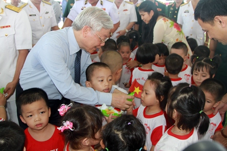 Tổng Bí thư Nguyễn Phú Trọng tặng kẹo cho các cháu tại Trường mẫu giáo Trường Sa nhân chuyến thăm và làm việc tại Vùng 4 Hải quân năm 2016. Ảnh: Báo Khánh Hòa