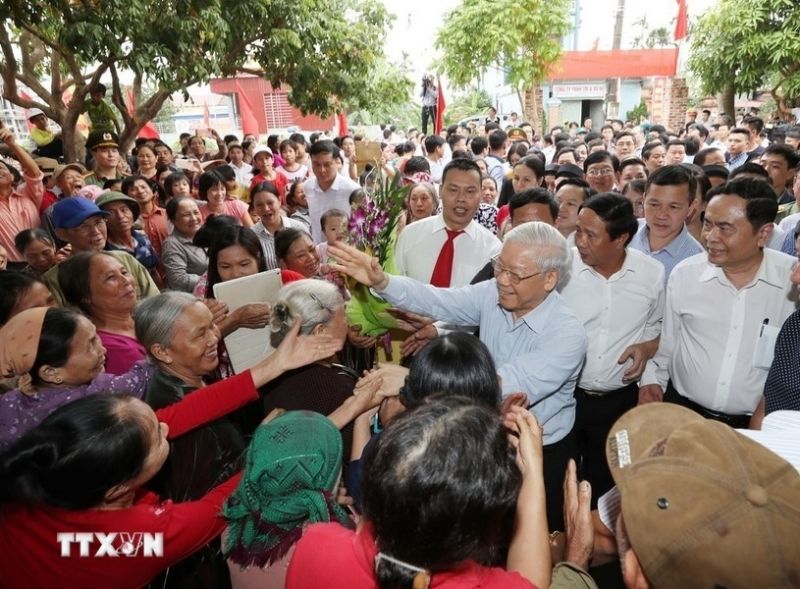 Tổng Bí thư Nguyễn Phú Trọng với nhân dân tại thôn Thượng Điện, xã Vinh Quang, huyện Vĩnh Bảo (Hải Phòng) trong Ngày hội đại đoàn kết toàn dân tộc tại thành phố Hải Phòng. (Ảnh: Trí Dũng/TTXVN)