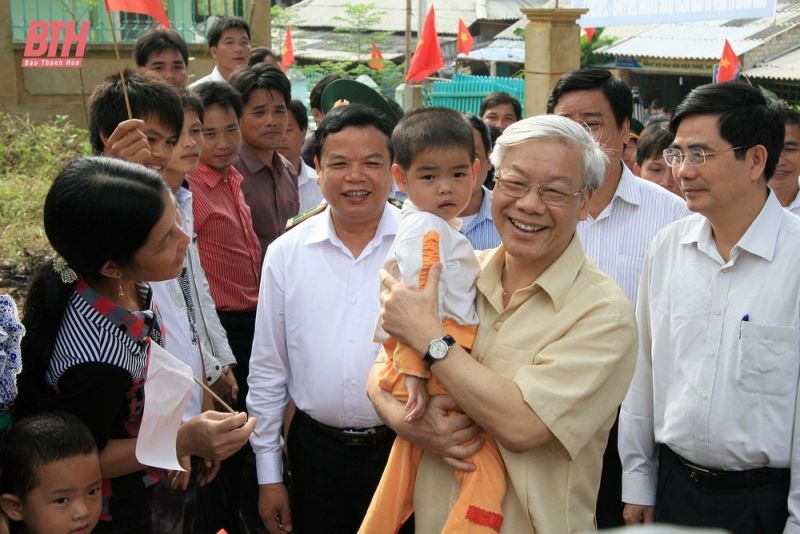 Tổng Bí thư Nguyễn Phú Trọng và nhân dân huyện Mường Lát - huyện biên giới xa xôi và khó khăn nhất tỉnh Thanh Hóa. Ảnh: Báo Thanh Hóa