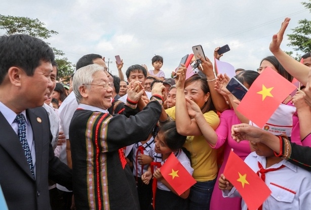 Đồng bào các dân tộc xã Dur Kmă, huyện Krông Ana, tỉnh Đắk Lắk chào đón Tổng Bí thư, Chủ tịch nước Nguyễn Phú Trọng dự Ngày hội Đại đoàn kết toàn dân tộc tại xã Dur Kmăl.