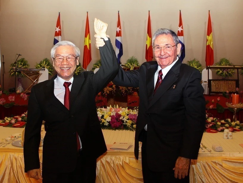 Đại tướng Raul Castro Ruz, Bí thư thứ nhất Ban chấp hành Trung ương Đảng Cộng sản Cuba, Chủ tịch Hội đồng Nhà nước và Hội đồng Bộ trưởng Cuba với Tổng Bí thư Nguyễn Phú Trọng ngày 8/7/2012, tại Hà Nội. (Ảnh: Trí Dũng/TTXVN)