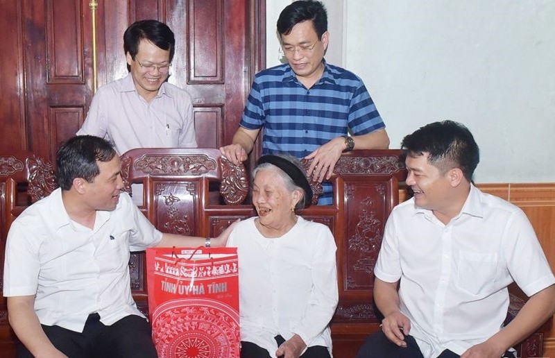 Hà Tĩnh trích hơn 1,7 tỷ đồng thăm hỏi, tặng quà người có công