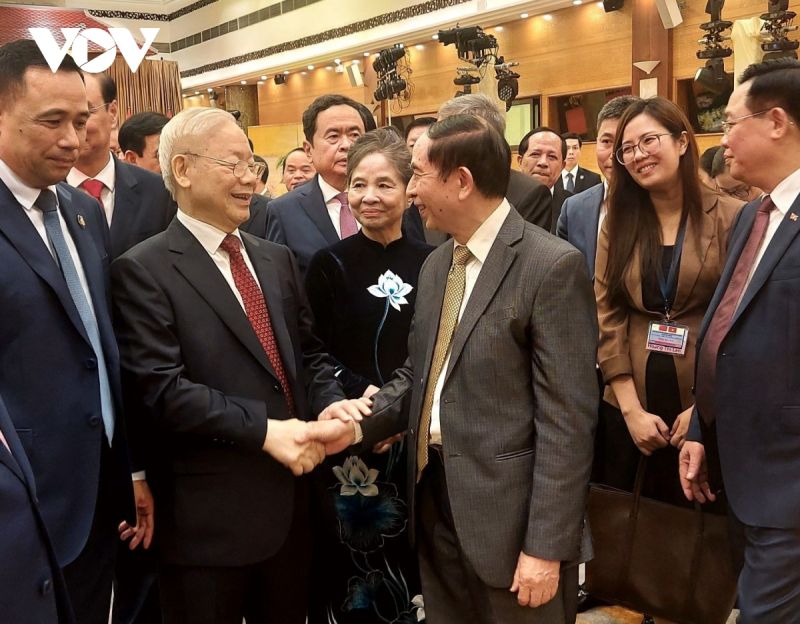 Tổng Bí thư Nguyễn Phú Trọng bắt tay nhà ngoại giao Nguyễn Vinh Quang sau tiệc chiêu đãi Tổng Bí thư, Chủ tịch nước Trung Quốc Tập Cận Bình. Tổng Bí thư Nguyễn Phú Trọng bắt tay nhà ngoại giao Nguyễn Vinh Quang sau tiệc chiêu đãi Tổng Bí thư, Chủ tịch nước Trung Quốc Tập Cận Bình.