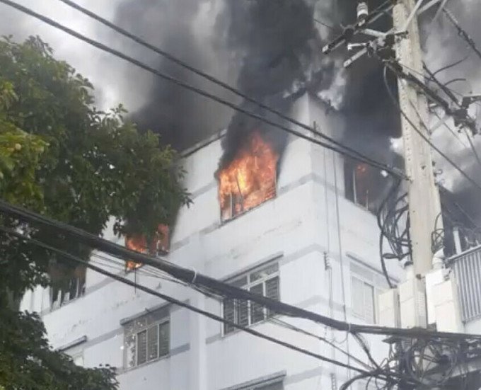 Giải cứu nhiều người mắc kẹt trong vụ cháy ở TP. Hồ Chí Minh