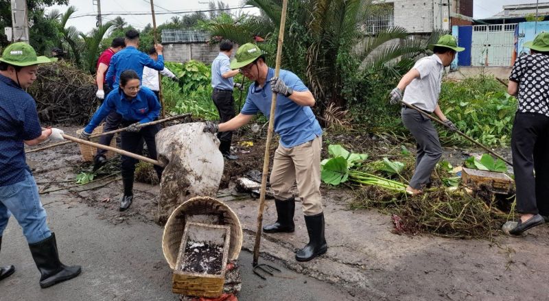 Lãnh đạo quận 12 tham gia lễ ra quân và hình 4 Đoàn viên và thanh niên tham gia khơi thông dòng chảy