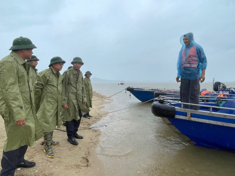 Phó Chủ tịch Thường trực UBND tỉnh Vũ Văn Diện kiểm tra công tác chống bão số 2 tại bến Mũi Ngọc, phường Bình Ngọc, TP Móng Cái.