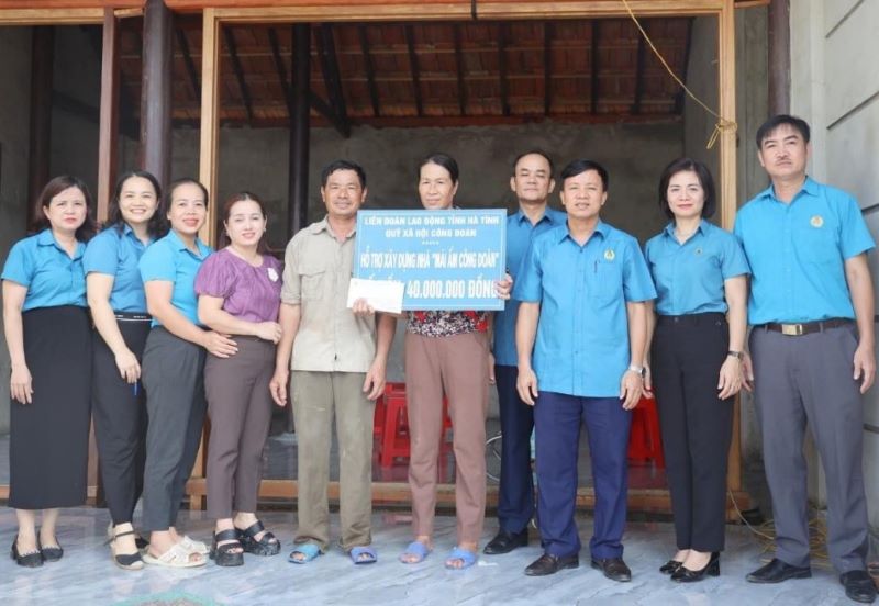 LĐLĐ Hà Tĩnh trao hỗ trợ xây dựng 30 nhà cho đoàn viên có hoàn cảnh khó khăn