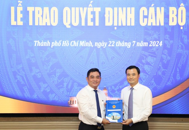 Phó Chủ tịch UBND TP. HCM Bùi Xuân Cường ( bên phải) trao quyết định bổ nhiệm cho ông Nguyễn Song Bảo Kỳ