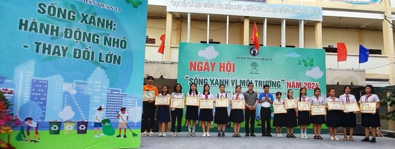 Trao giải các em trung học cơ sở đoạt giải vẽ tranh bảo vệ môi trường.