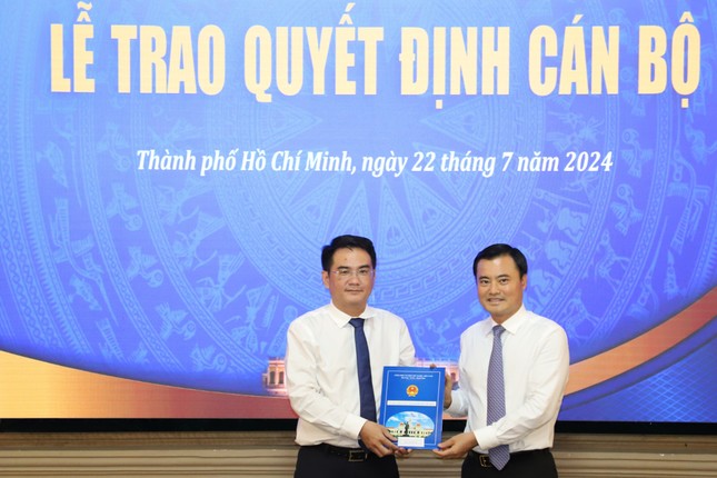 Phó Chủ tịch UBND TP. HCM Bùi Xuân Cường trao quyết định cho ông Lê Như Hải Long ( bên trái)