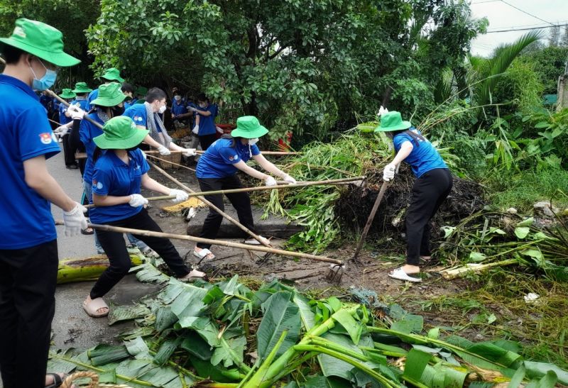 Đoàn viên và Thanh niên tình nguyện thực hiện công trình khơi thông dòng chảy tại kênh rạch Gia – An Phú Đông, quận 12