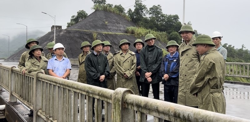 Phó Chủ tịch UBND Lê Đức Giang cùng đoàn công tác kiểm tra công trình hồ Cửa Đạt.