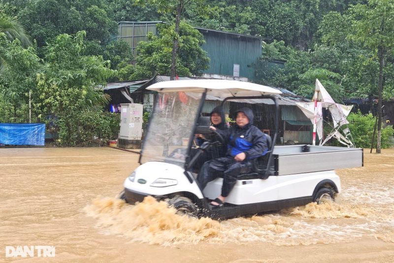 Mặc dù mưa không quá to nhưng kéo dài khiến một điểm trên trục đường nối giữa đường bao biển của TP Hạ Long với quốc lộ 18 bị ngập cục bộ.