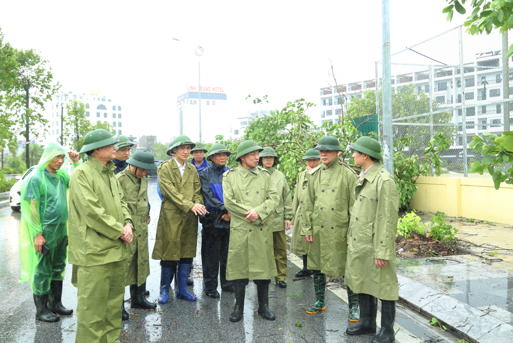 Bí thư Tỉnh ủy, Chủ tịch HĐND tỉnh kiểm tra một số tuyến giao thông trên địa bàn thành phố có cây gãy đổ do ảnh hưởng của bão.