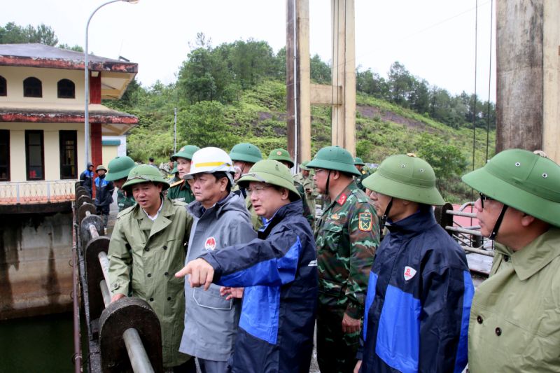 Bộ trưởng Bộ NN&PTNT biểu dương sự chủ động, tích cực của tỉnh Quảng Ninh trong công tác ứng phó với bão số 2