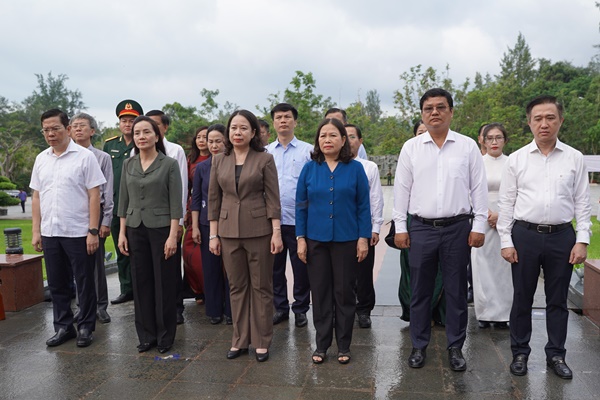 Đoàn công tác dâng hương, mặc niệm, bày tỏ lòng thành kính, sự biết ơn các anh hùng liệt sĩ, đồng bào yêu nước đã anh dũng hy sinh tại nhà tù Côn Đảo.