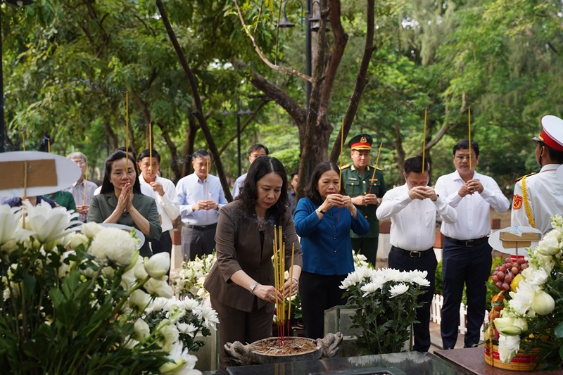 Đoàn công tác thắp hương tại phần mộ các anh hùng liệt sĩ, nhà yêu nước đang yên nghỉ tại Nghĩa trang Hàng Dương.