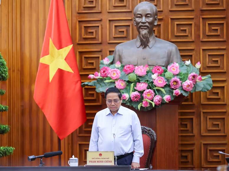 Thủ tướng Phạm Minh Chính cùng các đại biểu thành kính dành một phút mặc niệm tưởng nhớ Tổng Bí thư Nguyễn Phú Trọng - nhà lãnh đạo lỗi lạc, trọn đời vì nước, vì dân - Ảnh: VGP/Nhật Bắc