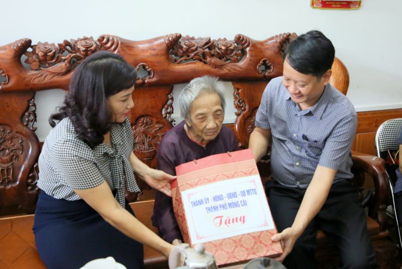 Đại diện lãnh đạo TP Móng Cái thăm hỏi, động viên và tặng quà tri ân mẹ liệt sĩ Vi Thị Nguyệt.