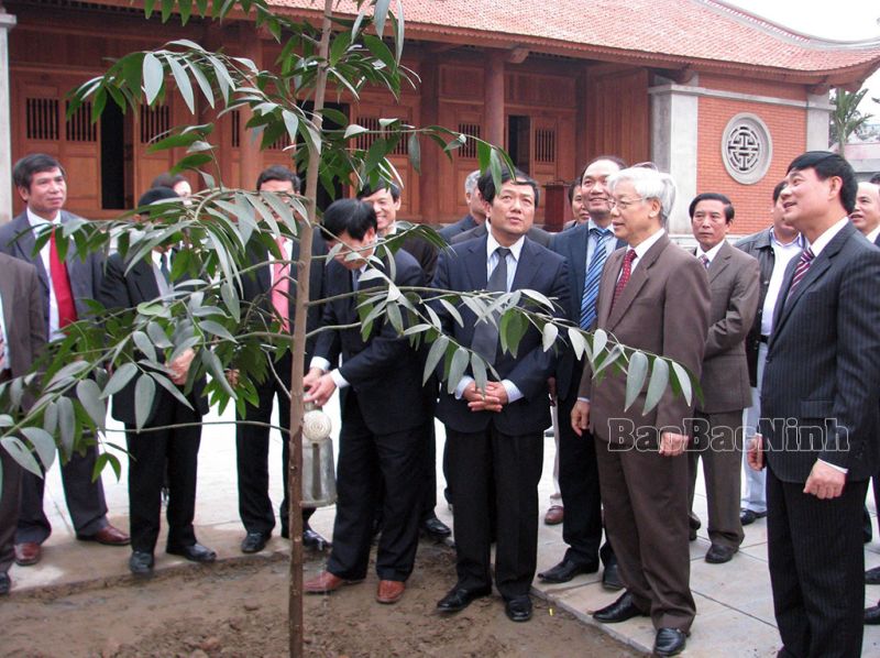 Ngày 19-1-2012, Tổng Bí thư Nguyễn Phú Trọng về dâng hương và trồng cây lưu niệm ở khu lưu niệm Tổng Bí thư Nguyễn Văn Cừ tại Phù Khê, Từ Sơn.