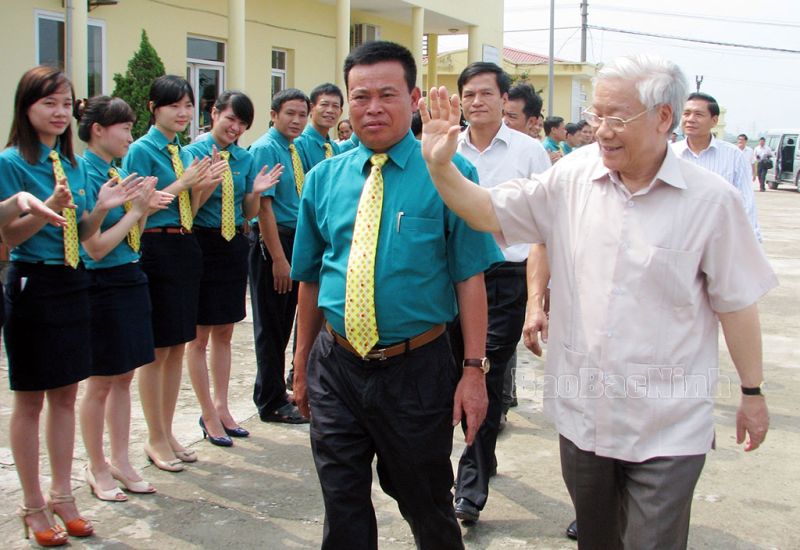 Tổng Bí thư Nguyễn Phú Trọng đến thăm Công ty Cổ phần Tập đoàn DABACO Việt Nam (ngày 22-8-2013).