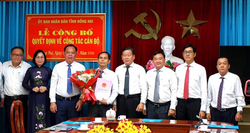 Quyền Chủ tịch UBND tỉnh Võ Tấn Đức, Trưởng Ban Tổ chức Tỉnh ủy Đào Văn Phước, Phó Chủ tịch UBND tỉnh Nguyễn Thị Hoàng cùng lãnh đạo các cơ quan, đơn vị chúc mừng ông Văn Hữu Đồng Quyền Chủ tịch UBND tỉnh Võ Tấn Đức, Trưởng Ban Tổ chức Tỉnh ủy Đào Văn Phước, Phó Chủ tịch UBND tỉnh Nguyễn Thị Hoàng cùng lãnh đạo các cơ quan, đơn vị chúc mừng ông Văn Hữu Đồng