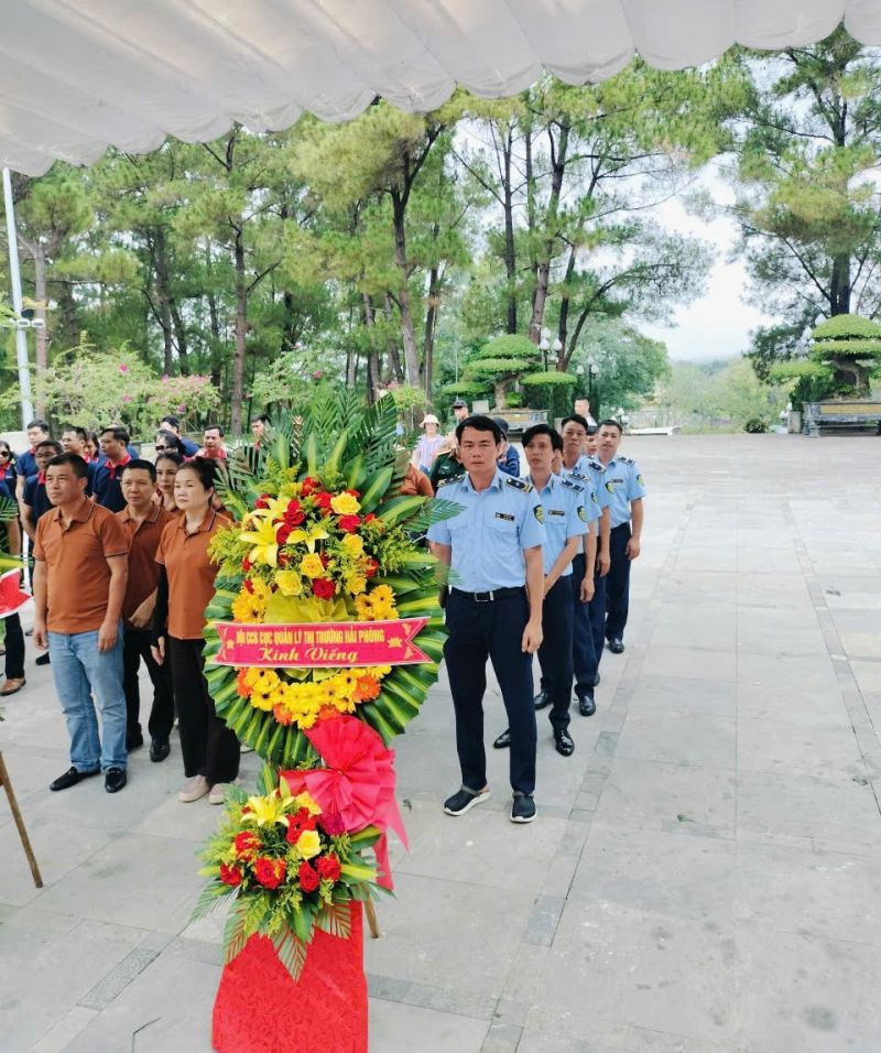 Đoàn dâng hương, đặt vòng hoa tại mộ của Đại tướng Võ Nguyên Giáp