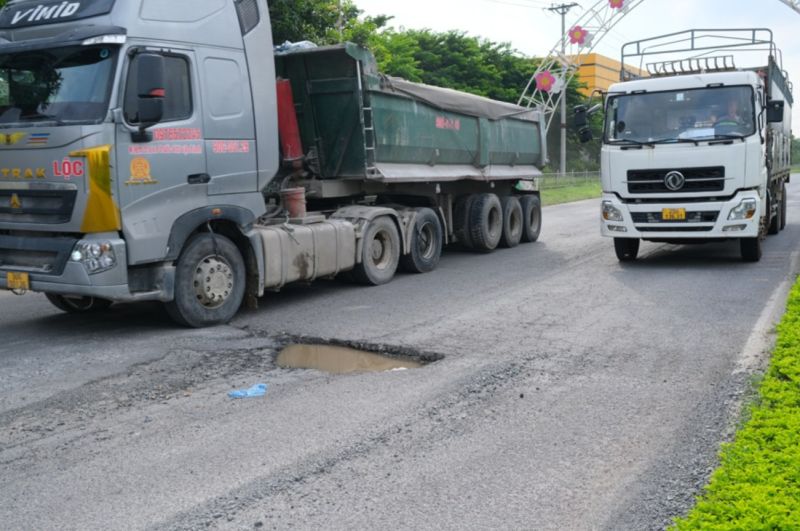 Một ổ gà với diện tích lớn xuất hiện trên đoạn đường đã hư hỏng xuống cấp nghiêm trọng của tuyến đường Nguyễn Tất Thành. Ảnh Sỹ Hào.