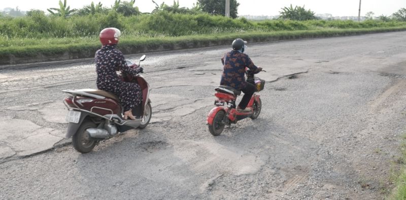 Đường Nguyễn Tất Thành đã đưa vào sử dụng nhiều năm, đến nay đã hư hỏng xuống cấp nghiêm trọng, tiềm ẩn nguy cơ mất an toàn giao thông và không đảm bảo mỹ quan đô thị.