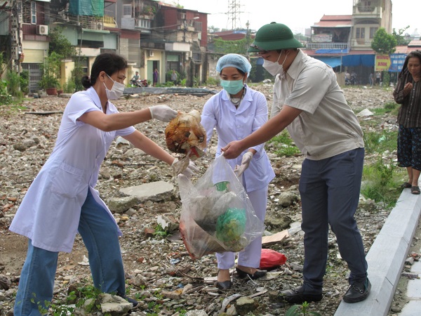 Trung tâm Y tế quận Ngô Quyền ra quân dọn dẹp môi trường phòng chống dịch bệnh sốt xuất huyết