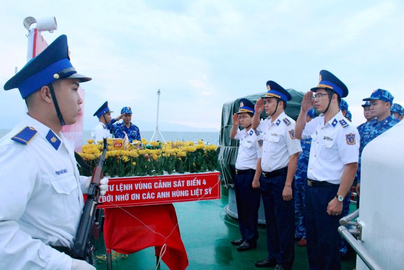 Đại tá Trần Văn Lượng - Tư lệnh Vùng Cảnh sát biển 4 cùng đoàn công tác tổ chức dâng hoa, dâng hương tưởng niệm các Anh hùng liệt sĩ hy sinh trên vùng biển Tây Nam.