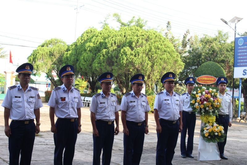 Đại tá Nguyễn Thái Dương - Phó Chính ủy BTL Vùng Cảnh sát biển 4 cùng đoàn công tác tổ chức dâng hoa, dâng hương tưởng niệm các Anh hùng liệt sĩ tại Khu di tích lịch sử nhà tù Phú Quốc.