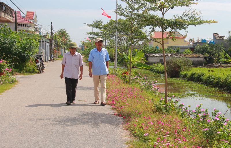 Đường làng, ngõ xóm Duy Tắc Tây, xã Giao Tân sạch đẹp, ven đường có hoa nở khoe sắc cả ngày