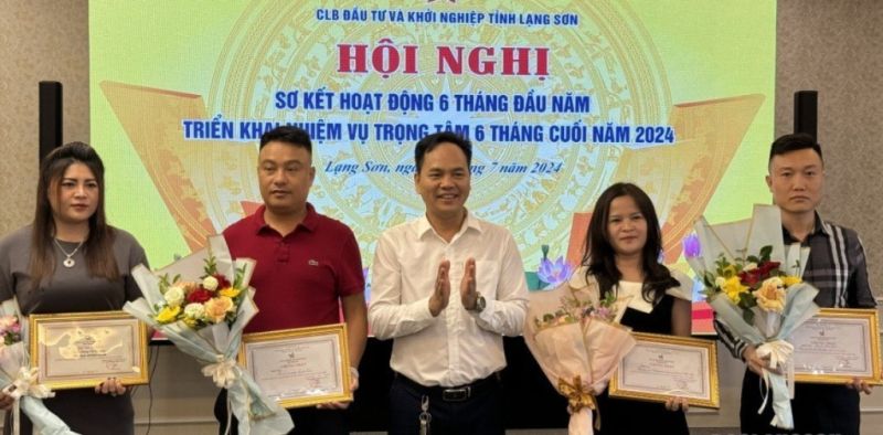 Chủ tịch Câu lạc bộ Đầu tư và Khởi nghiệp Lạng Sơn trao giấy chứng nhận thành viên cho các thành viên mới