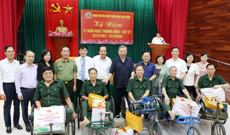 nước Tô Lâm (thứ 6 từ phải qua) cùng lãnh đạo các Bộ, ngành Trung ương và tỉnh Bắc Ninh chụp ảnh lưu niệm với các thương, bệnh binh đang được điều trị, chăm sóc tại Trung tâm Điều dưỡng thương binh Thuận Thành.