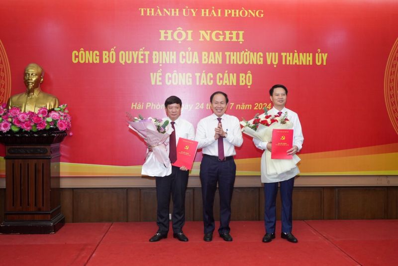 Bí thư Thành uỷ Lê Tiến Châu trao Quyết định và tặng hoa chúc mừng các đồng chí Nguyễn Văn Tuấn và Phạm Quang Hiển.