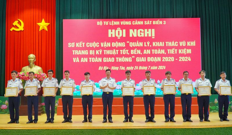 Đại tá Cao Xuân Quân, Phó Chính ủy Bộ Tư lệnh Vùng Cảnh sát biển 3 khen thưởng các cá nhân vì đã có thành tích xuất sắc trong phong trào thi đua thực hiện Cuộc vận động.