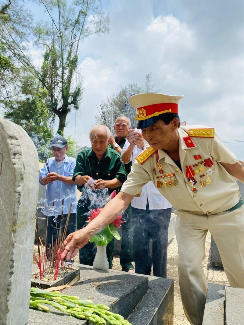 Ông Phạm Ngọc Sơn trong chuyến Hành trình trở lại chiến trường xưa và thắp hương tại nghĩa trang liệt sỹ